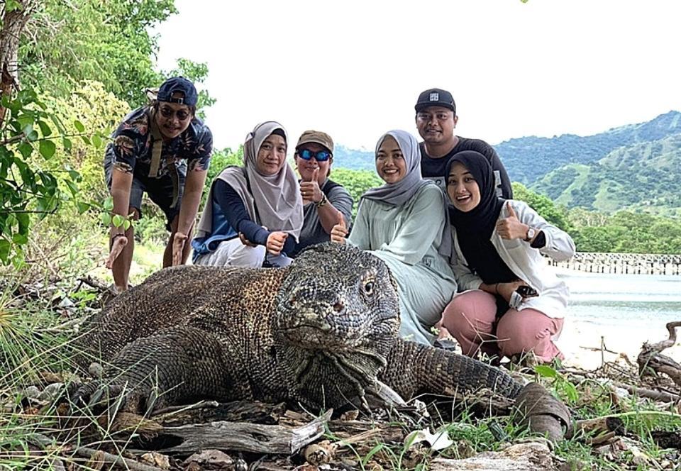Komodoku One Love Homestay And Tour ラブハン・バジョ エクステリア 写真