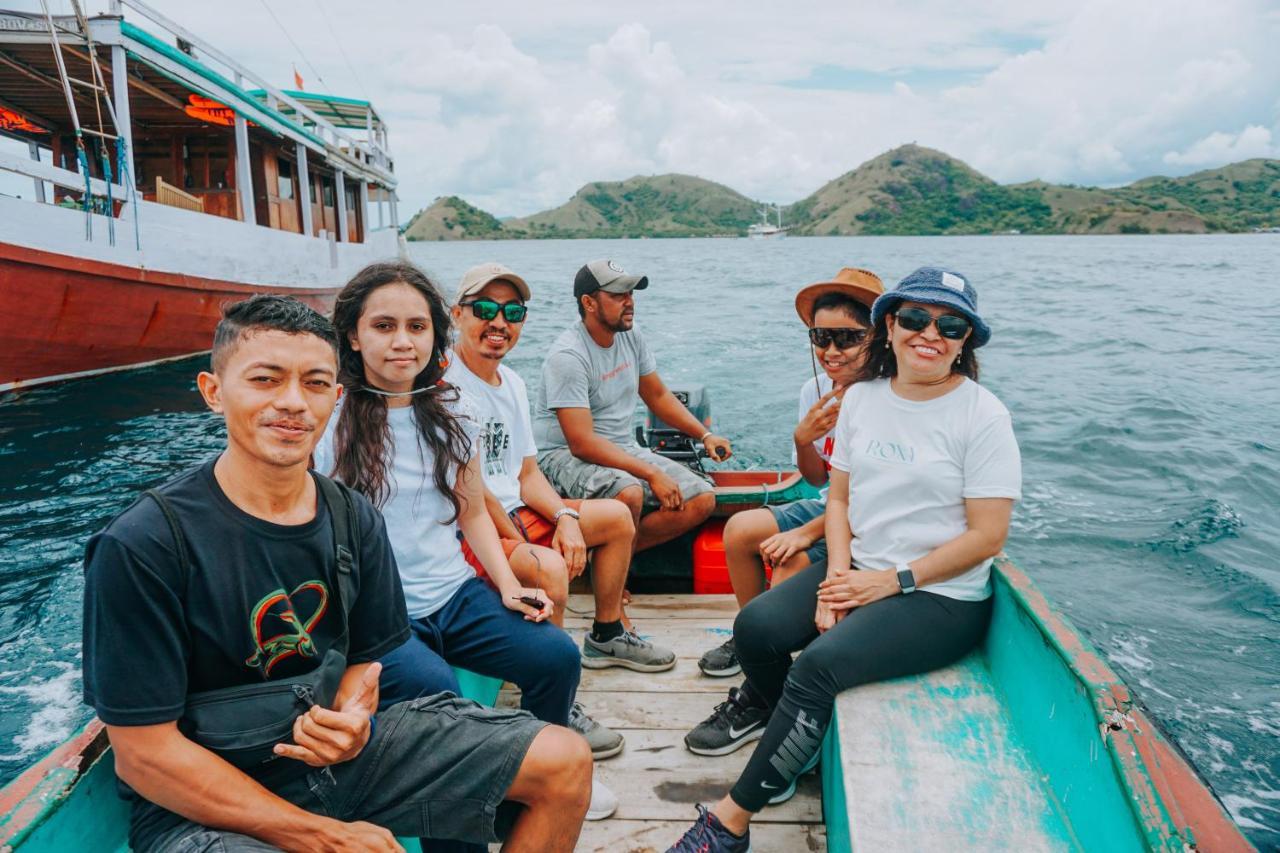 Komodoku One Love Homestay And Tour ラブハン・バジョ エクステリア 写真