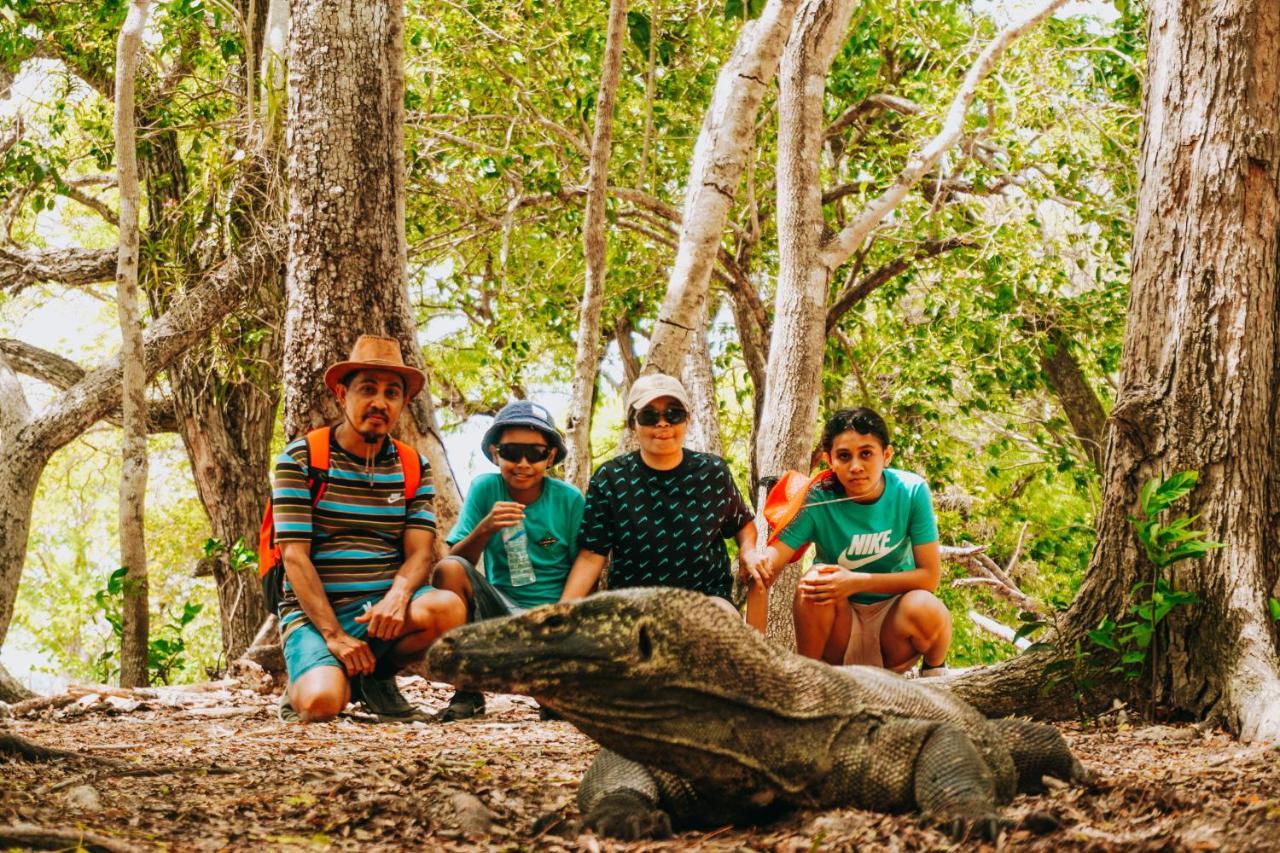 Komodoku One Love Homestay And Tour ラブハン・バジョ エクステリア 写真